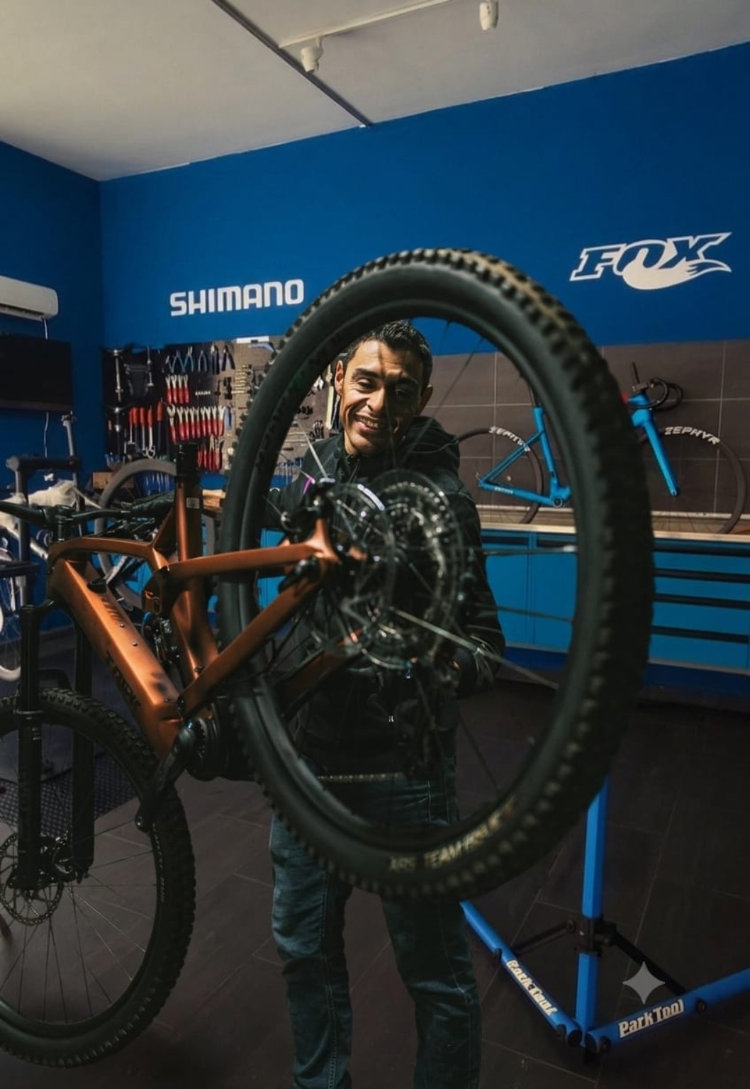 Andrés trabajando en el taller A Roda