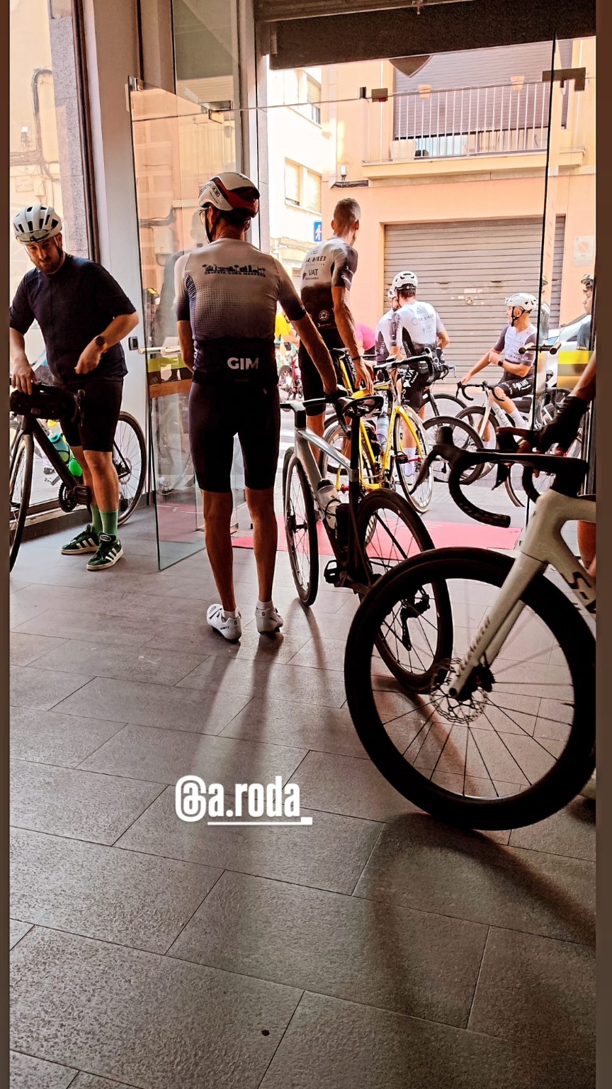 Salida social de ciclistas de carretera desde A Roda